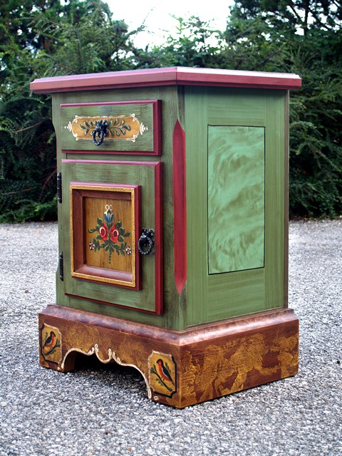 Bauernschrank bemalt grün