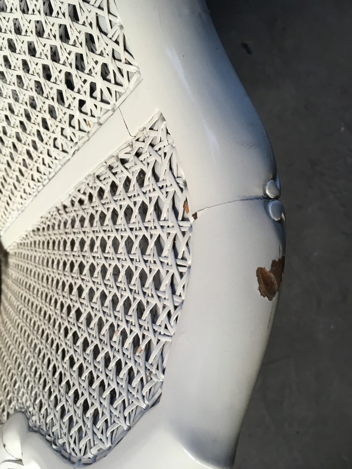 Antiker Armlehnstuhl Wiener Geflecht weiß