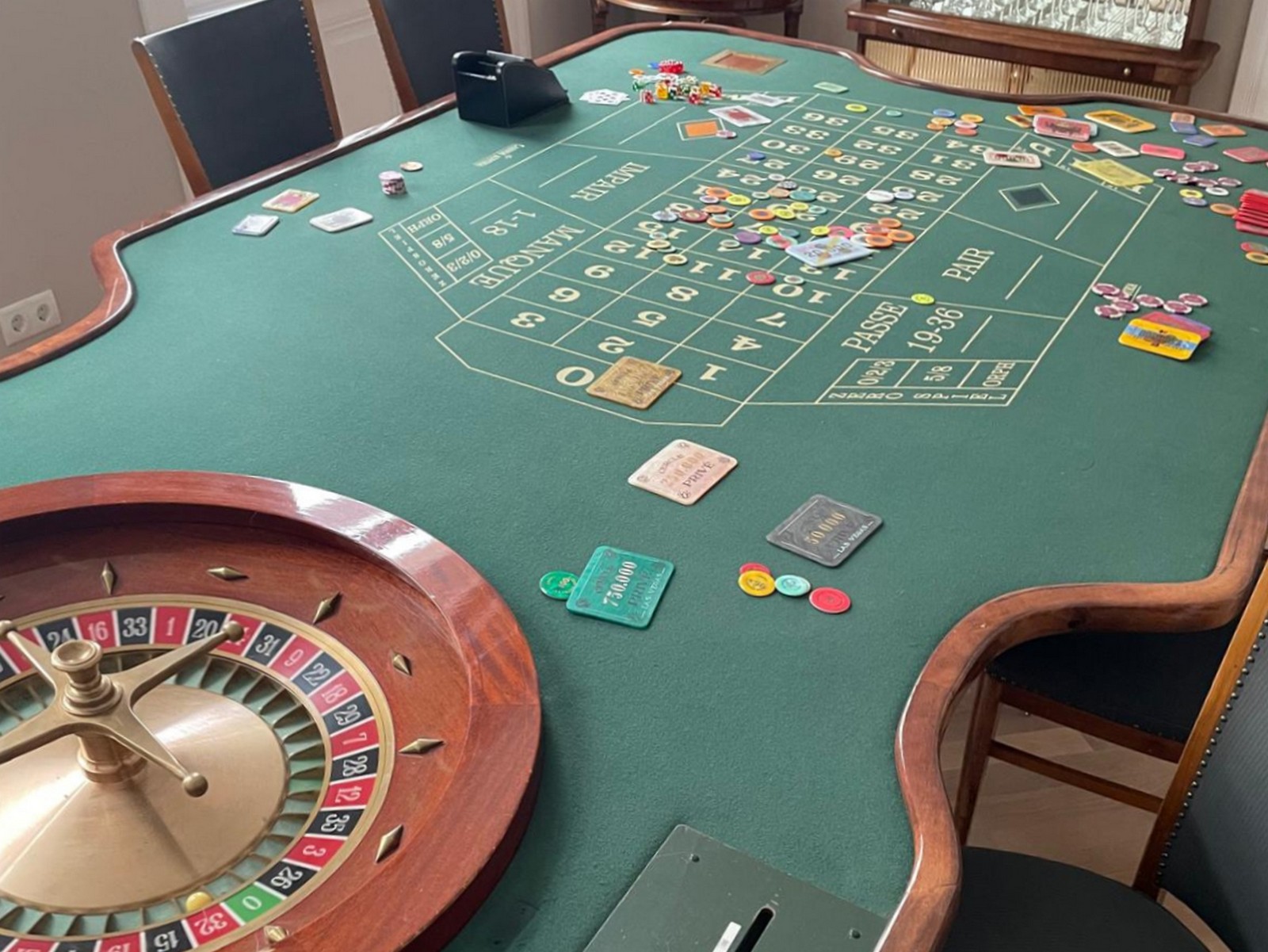 Roulette-Tisch Casino Roulette-Rad Caro Paris Casino Paris Caro Roulette Wheel Kessel Antikstil Vintagedesign Spieltisch