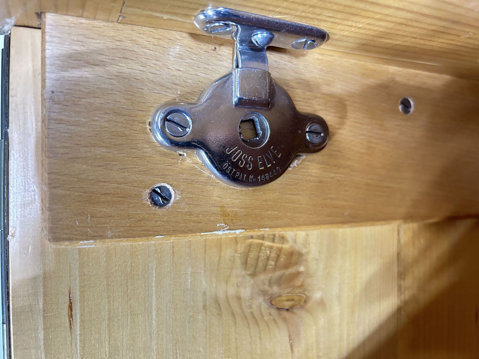 Schrank Innenseite Kleiderstange und Holzablagen Vintage