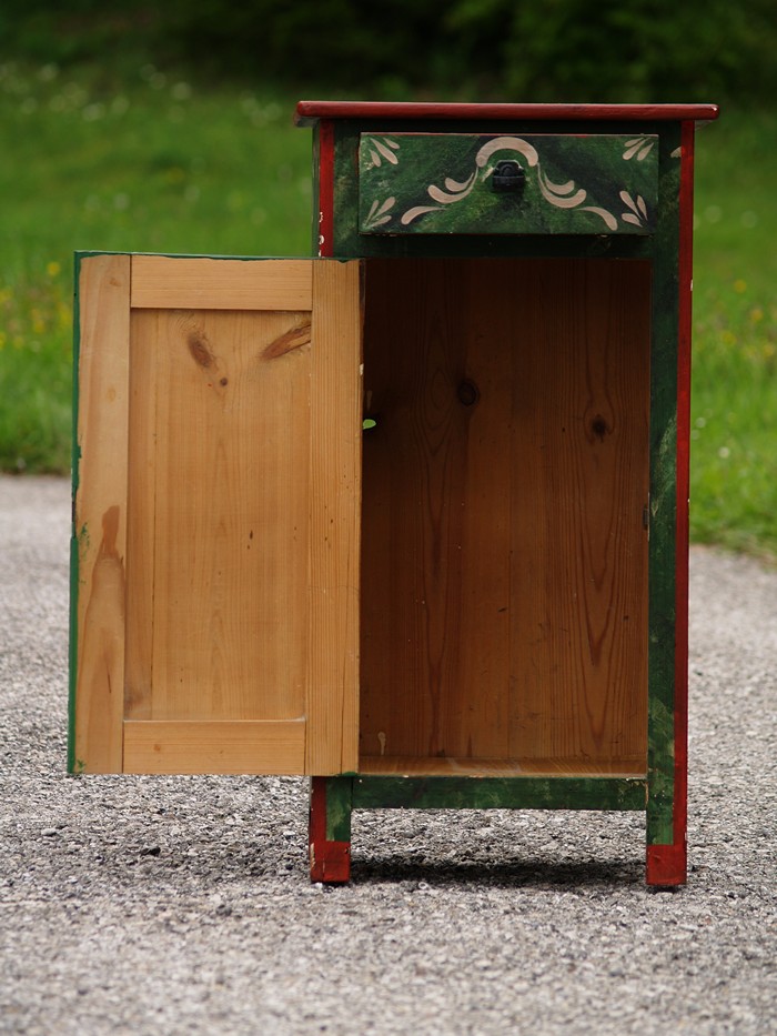 Nachtschrank bemalt