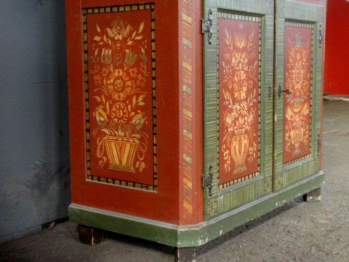 Buffetschrank bemalt