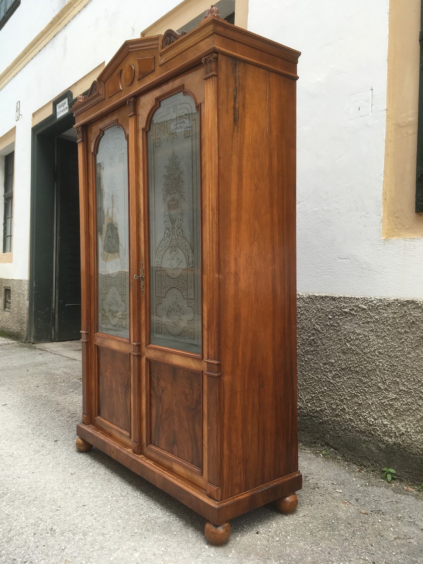 antiker Schrank geatztes Glas