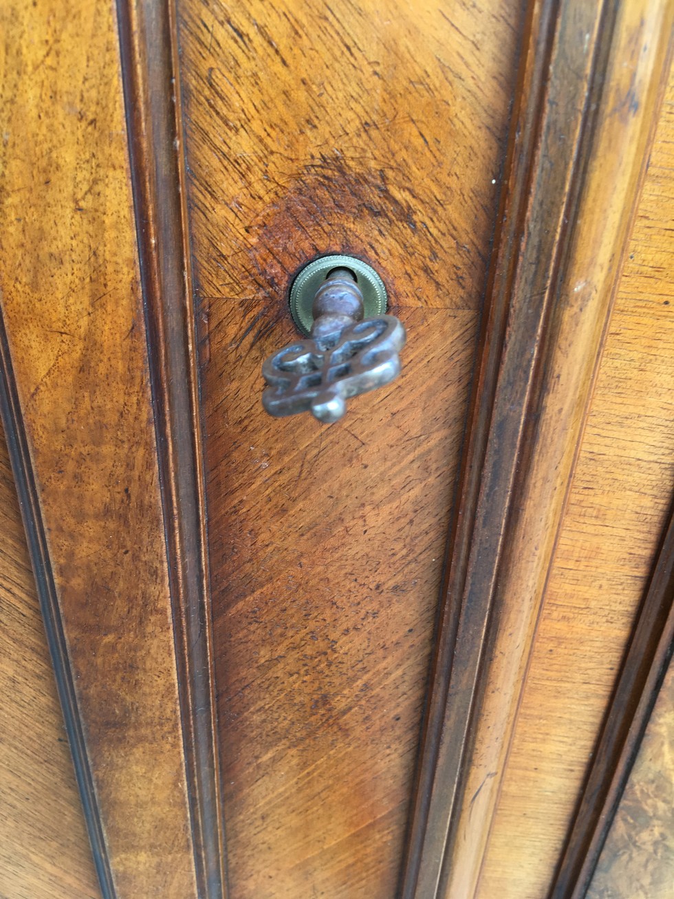 Kleiderschrank antik Nussholz Intarsien