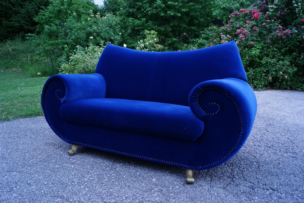 Bretz Sofa Gaudi blau 2er Zweisitzer goldene Geigenhalsfüße