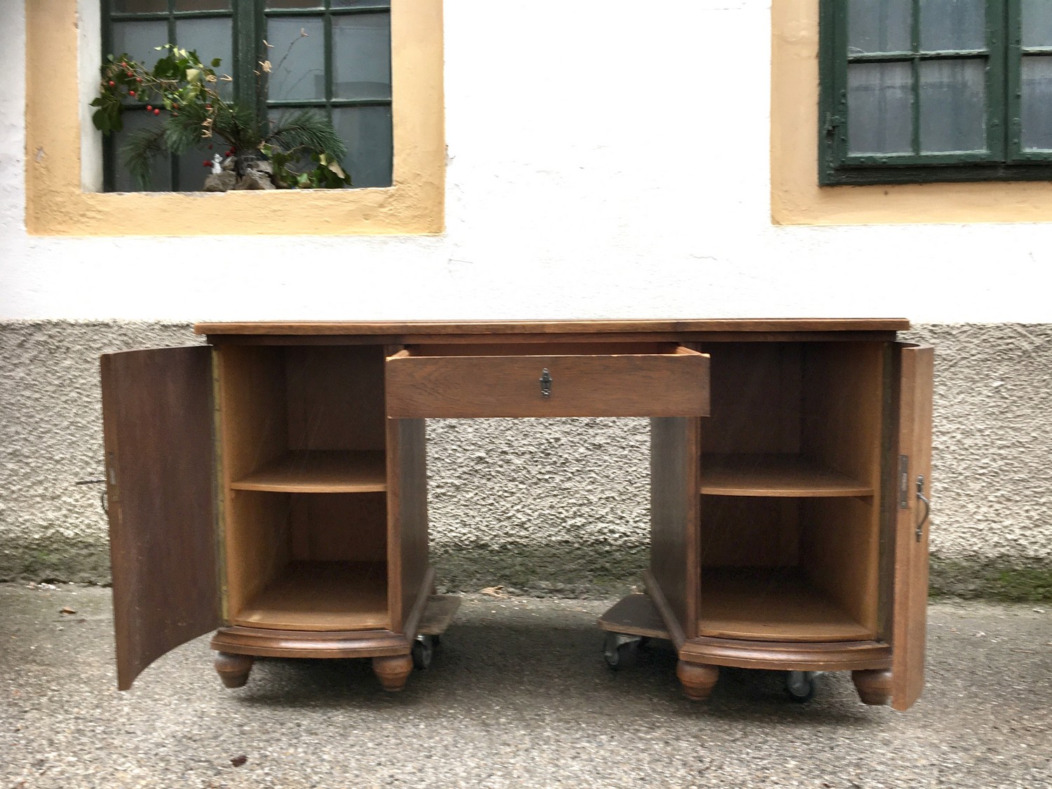 Schreibtisch antik Freisteher Bürotisch schlicht elegant bombiert