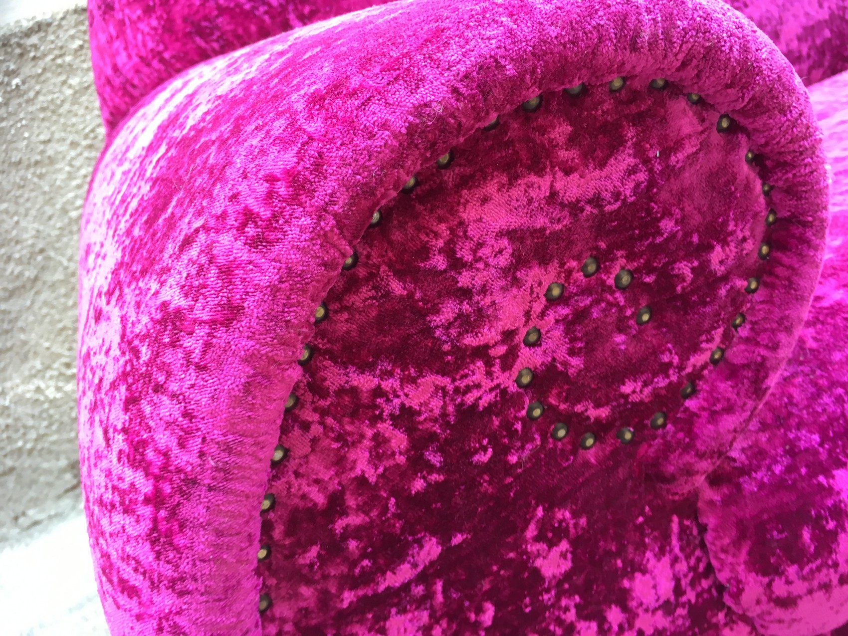 Bretz Sofa Gaudi lila Glamoursamt Rosenfüße golden