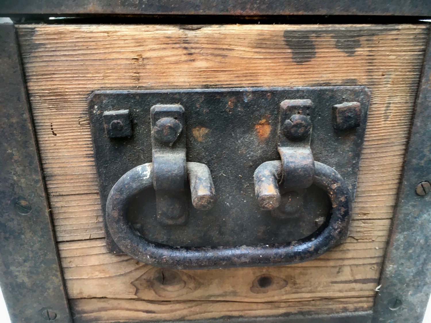 Truhe klein antik Weichholz Eisenbeschläge Schatztruhe Transportkiste schwer