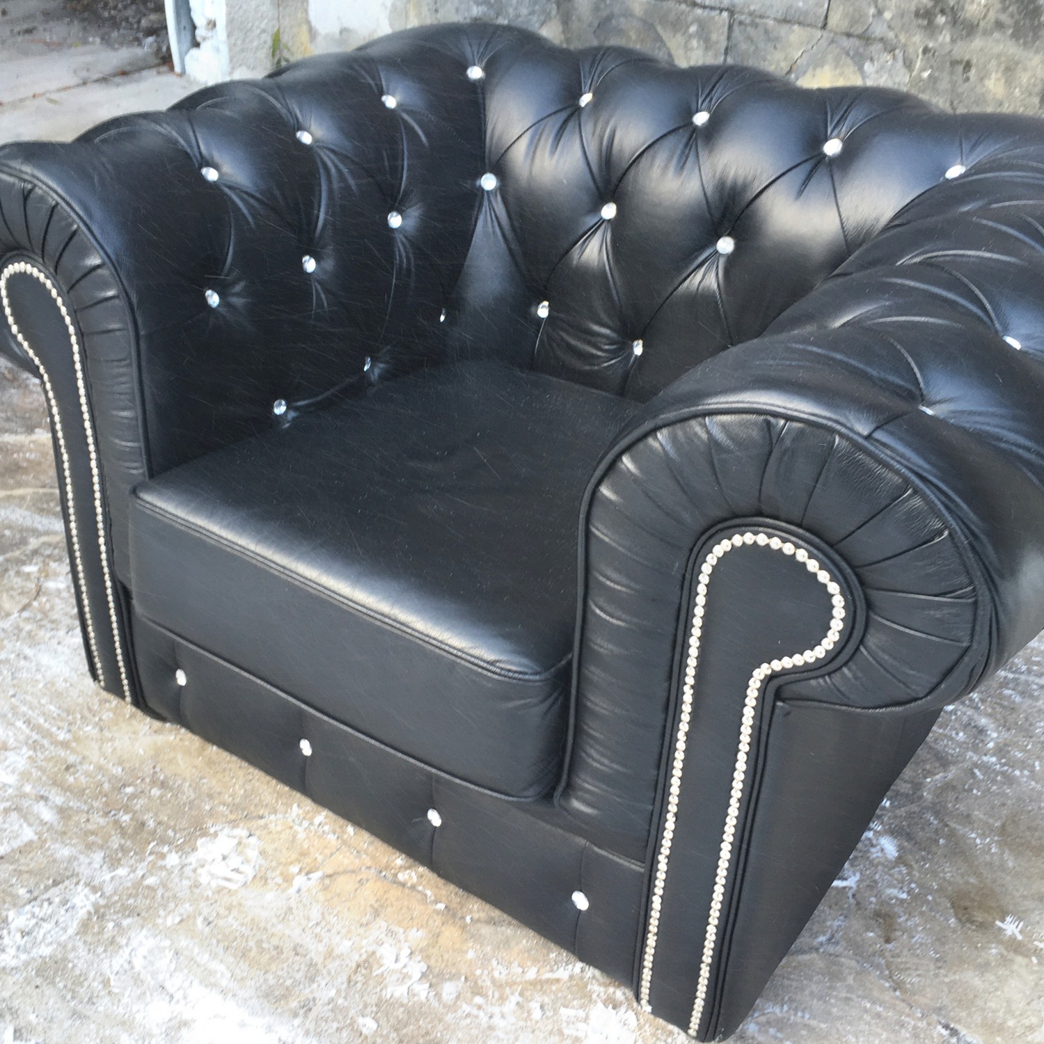Chesterfield Sessel Clubsessel schwarz mit Kristallsteinen Knopfheftung Fauteuil
