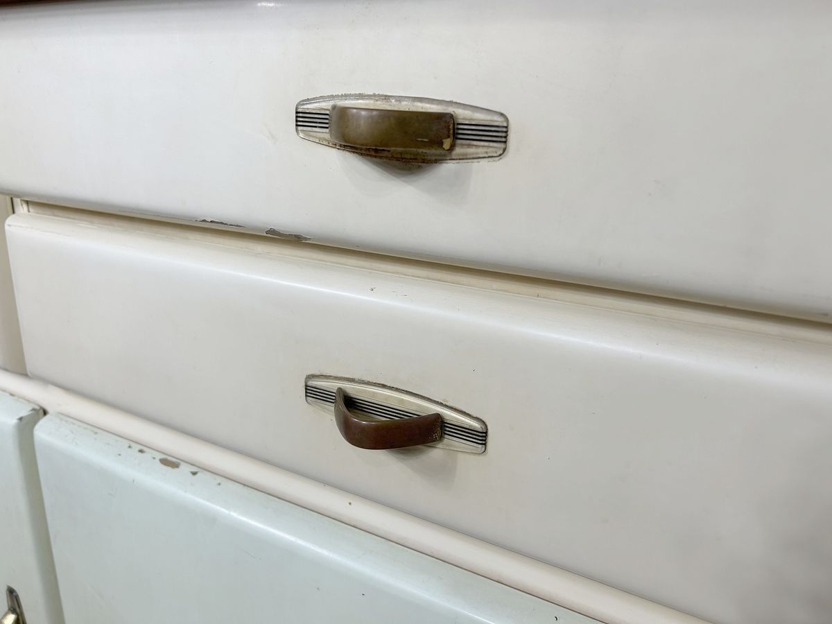 Omas Küchenschrak Kredenz creme