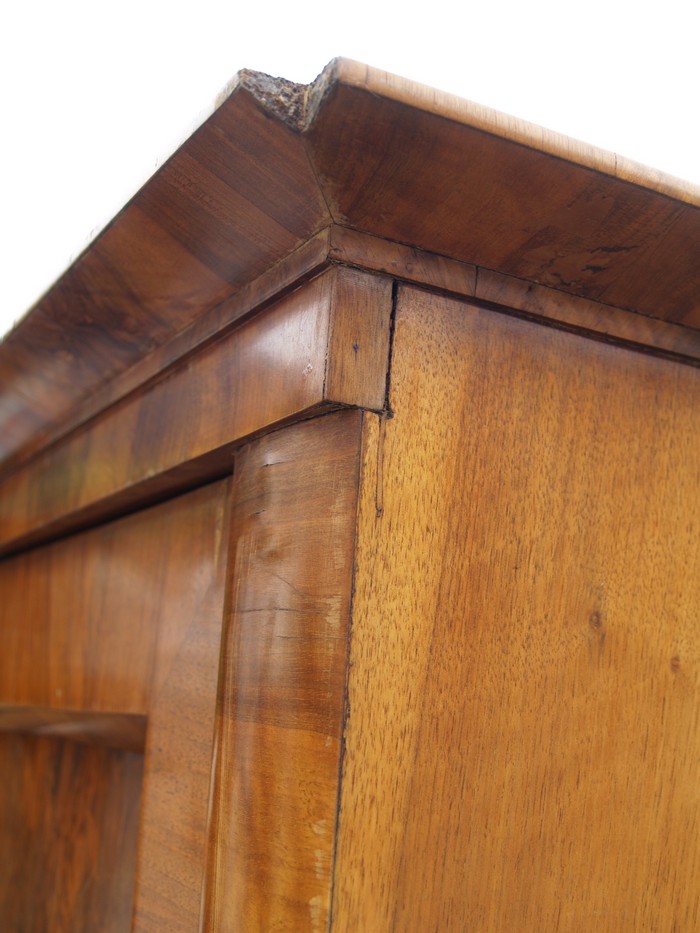 Nussholzfurnier antik Schrank