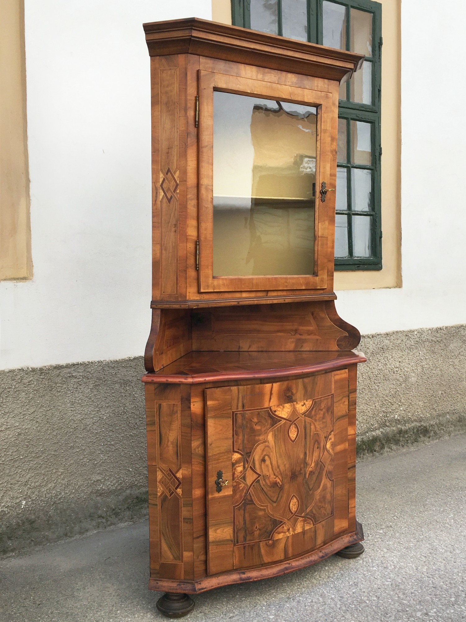 Vitrine Eckvitrine Eckschrank Barockstil Antik Nussholzfurnier Intarsien Edelteil