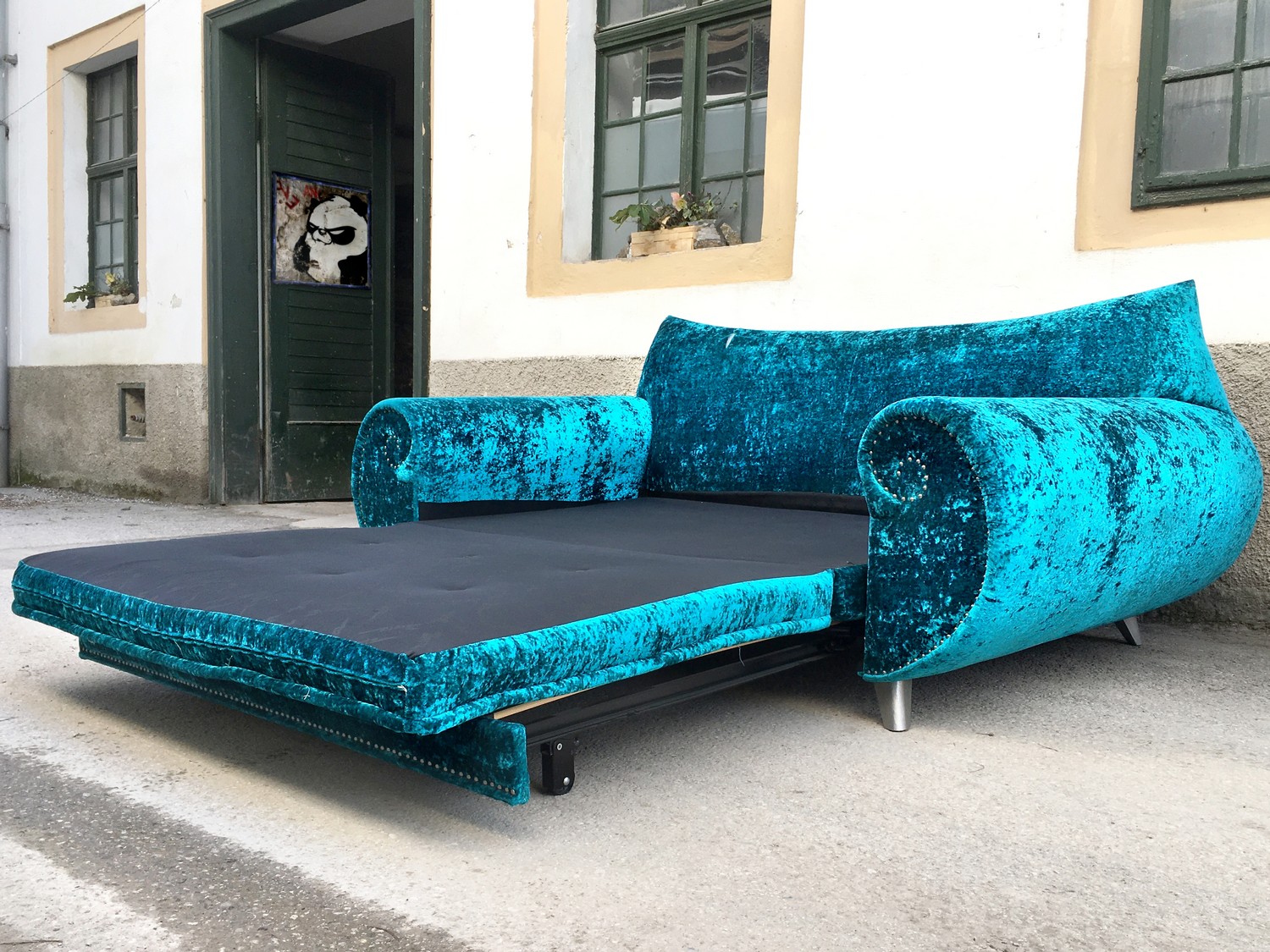 Bretz Sofa Gaudi ausziehbares Bettsofa Schlafsofa Schimmersamt türkis blau silber Designermöbel