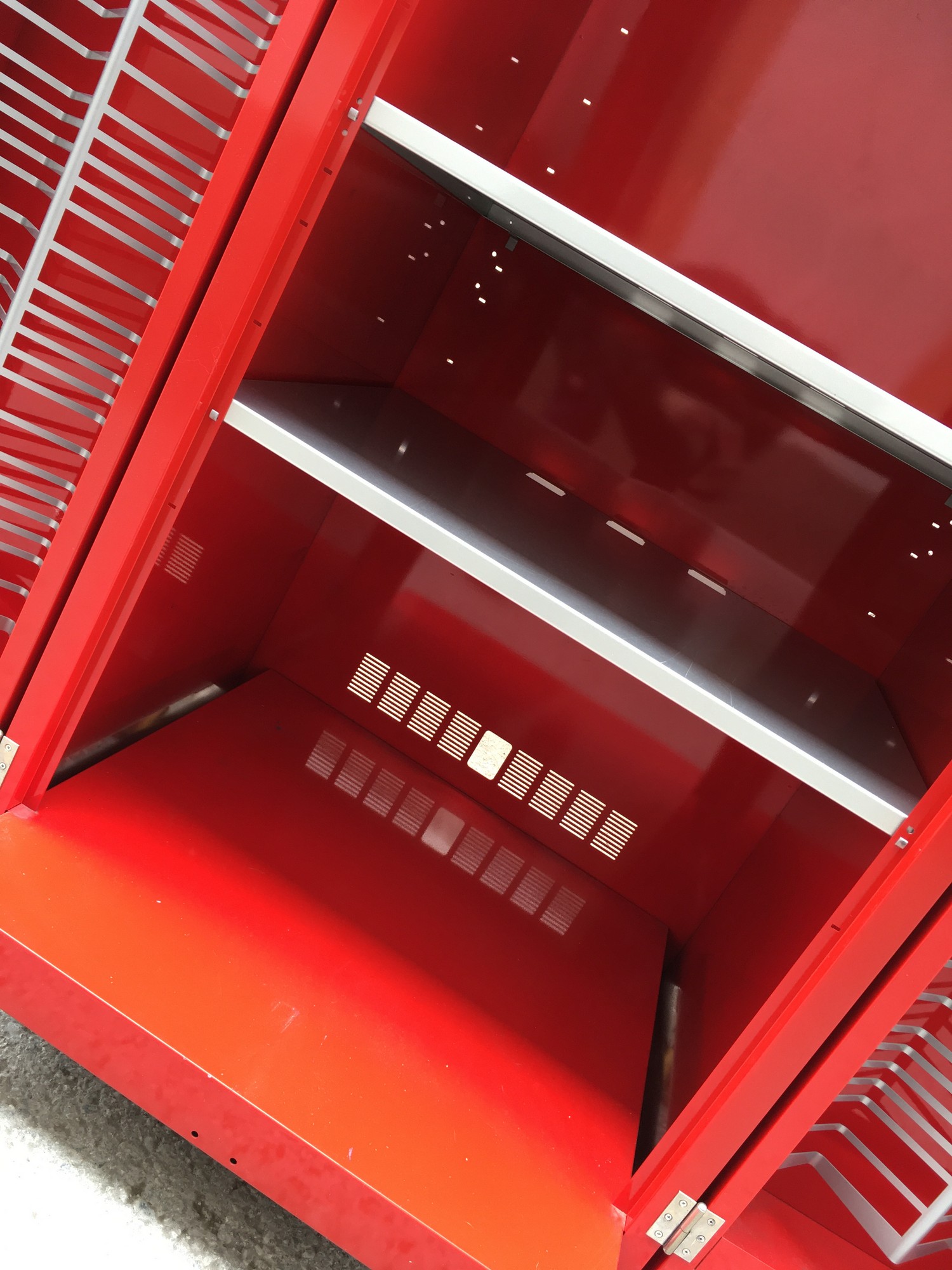 BRETZ Metallschrank HiFi - Schrank rot Medienschrank Computerschrank mit Rollen