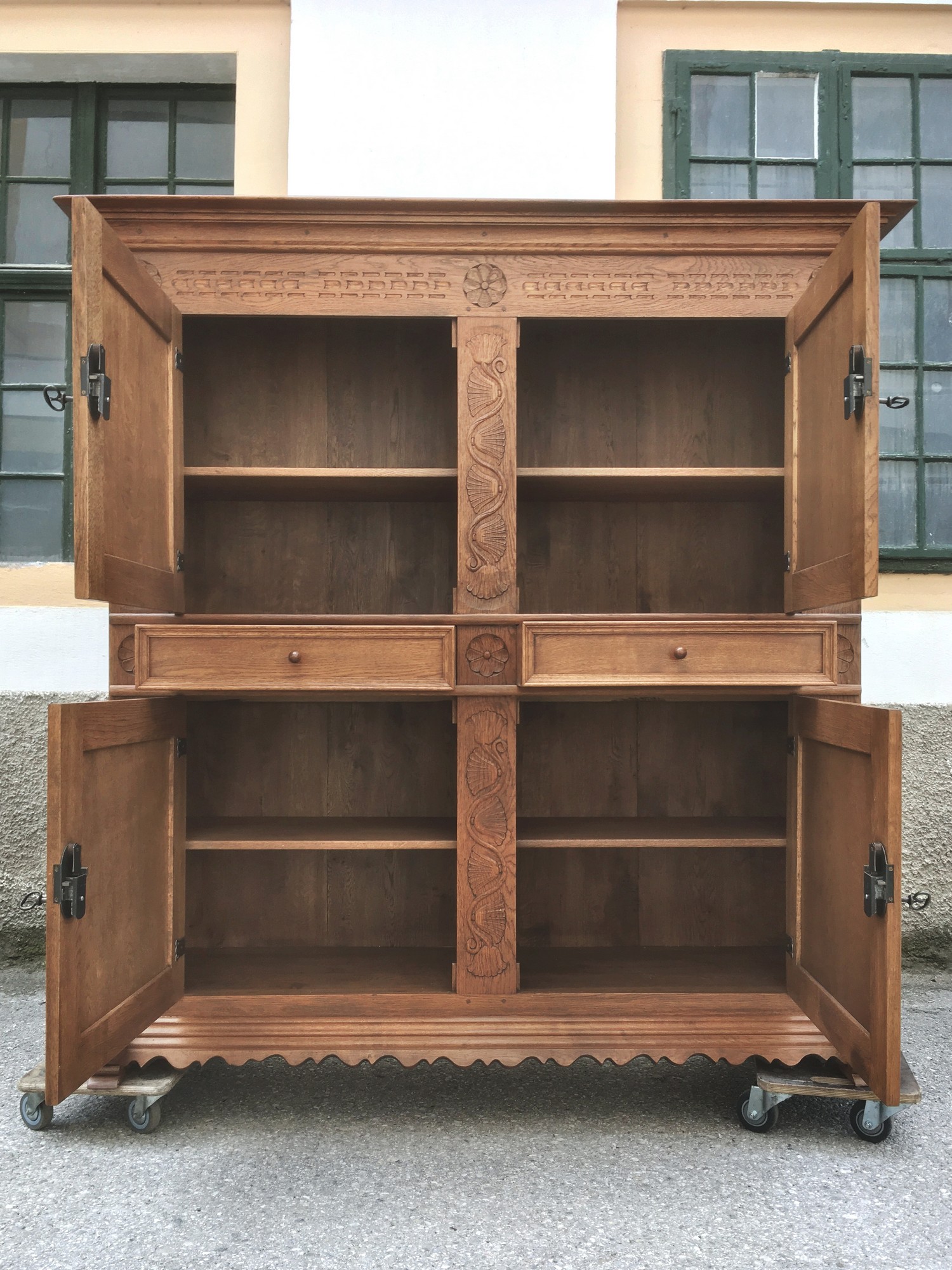 Schrank Eiche massiv Bauernschrank Jagdstube beschnitzt Vintage Vollholz Dielenschrank