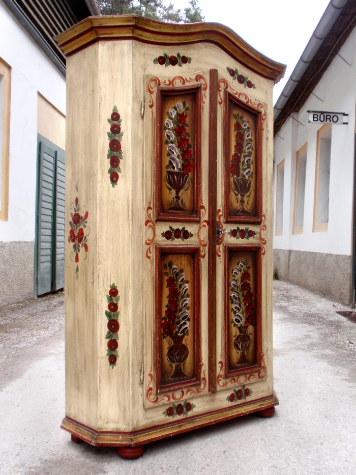 antiker Bauernschrank bemalt