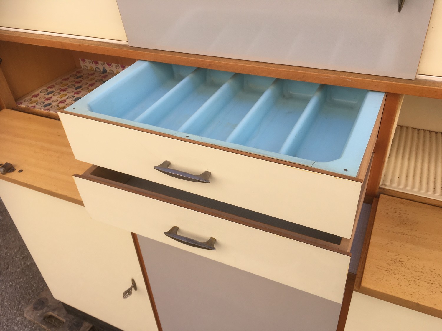 Küchenschrank creme grau Midcentury Schrank Vintage Schütten Retro