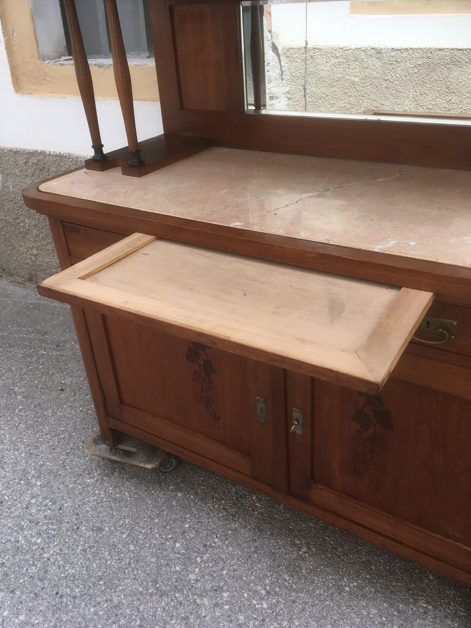 Jugendstil Schrank ArtNouveau secessionistisch Kredenz Vitrine antik Kirschen beschnitzt Jugendstil