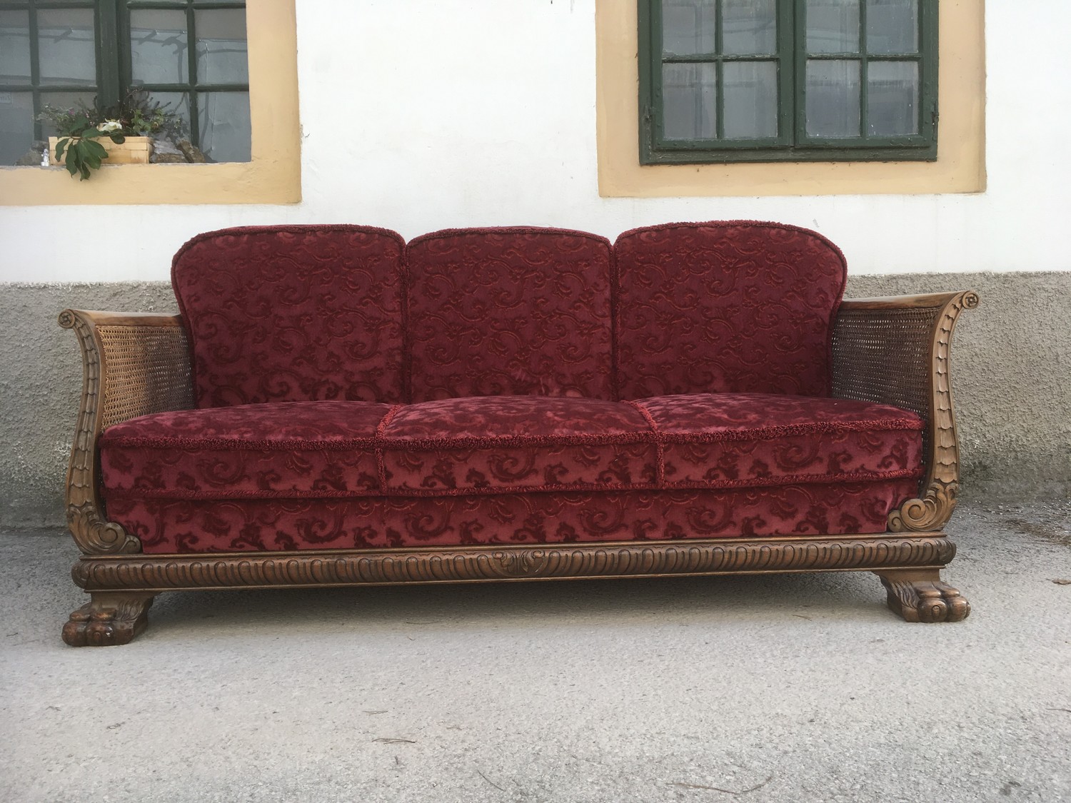 Sofa Renaissance 1930 antik Sitzbnank Tatzenfüße Massivholz beschnitzt Barock Chippendale Antiquität shop kaufen Neorenaissance Barock antik Löwentatzen Wiener Geflecht Antiquität Salon rot