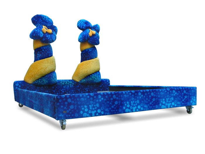 Aitutaki Bretz Doppelbett Blumen blau gelb Designklassiker