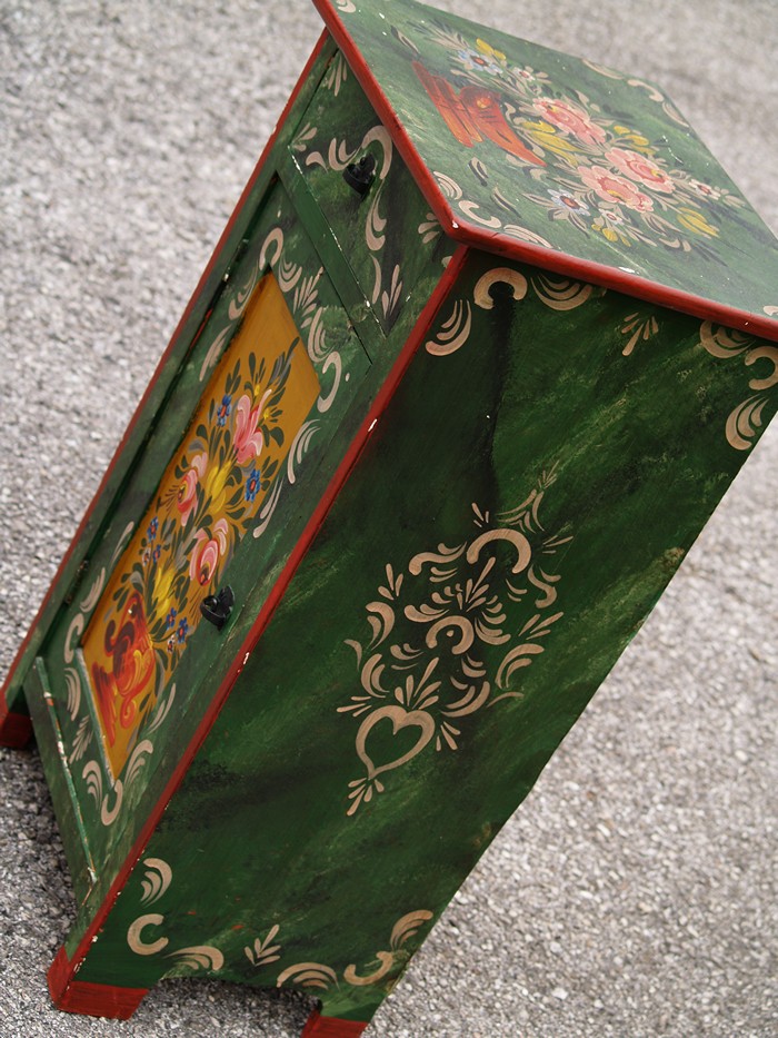 Beistellschrank bemalt