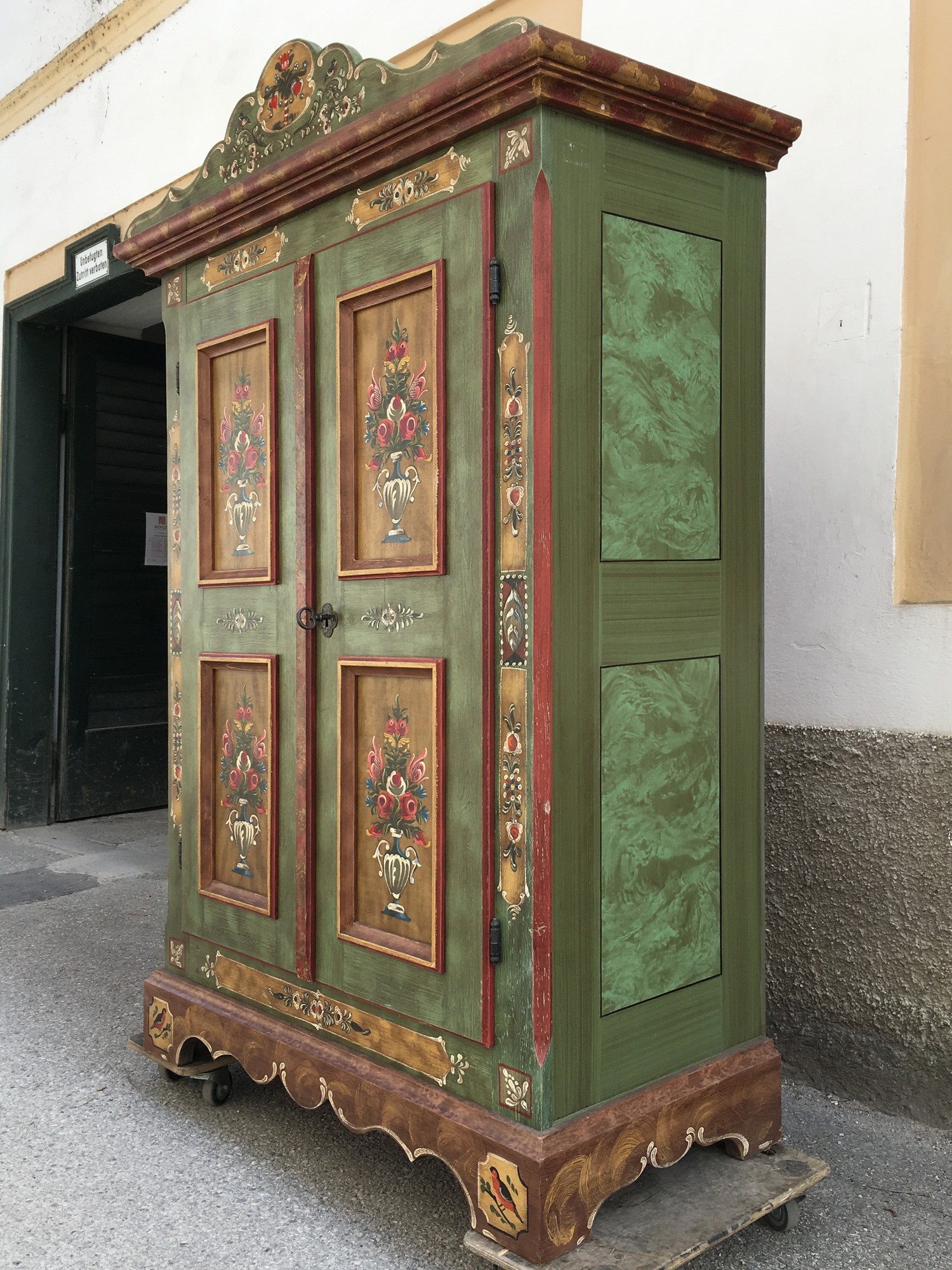 Bauernschrank Voglauer grün bemalt Anno 1808 Dielenschrank Landhausstil Möbel