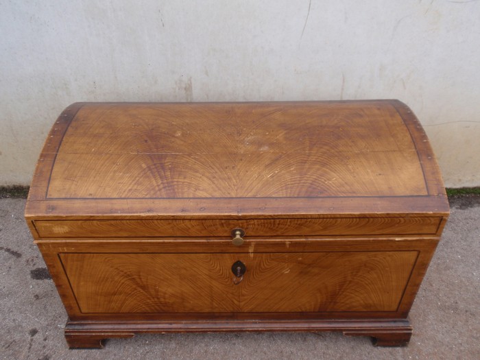 Truhe antik groß mit Runddeckel furniert mit Vollholz Einlegetablett