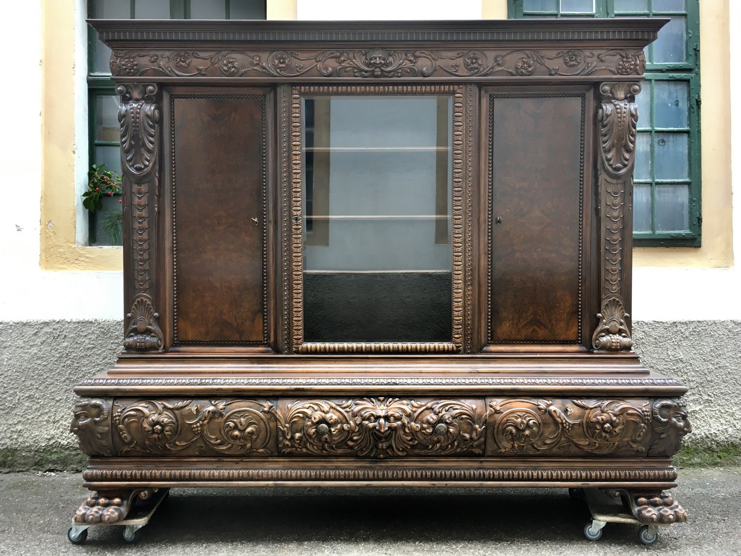 Antiker Schrank beschnitzt Fratzen Satyr Teufel Holz Wohnimmer Möbel