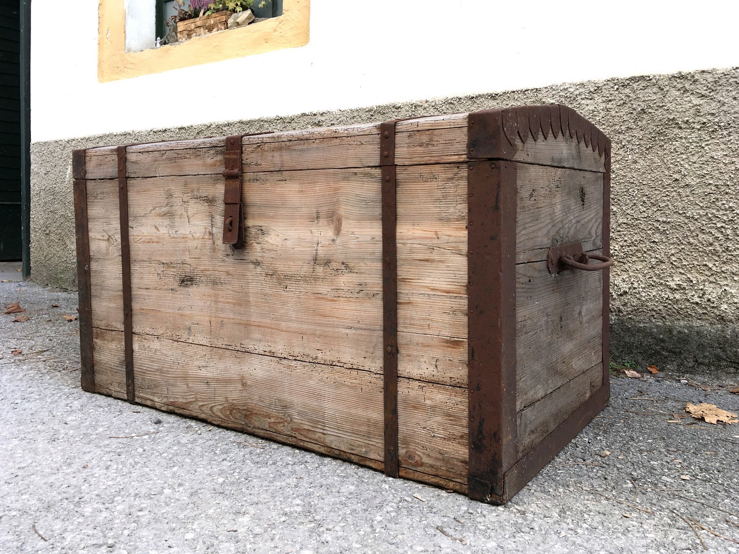 Truhe Bauerntruhe antik Weichholz Schatzkiste Transportkiste Eisenbeschläge