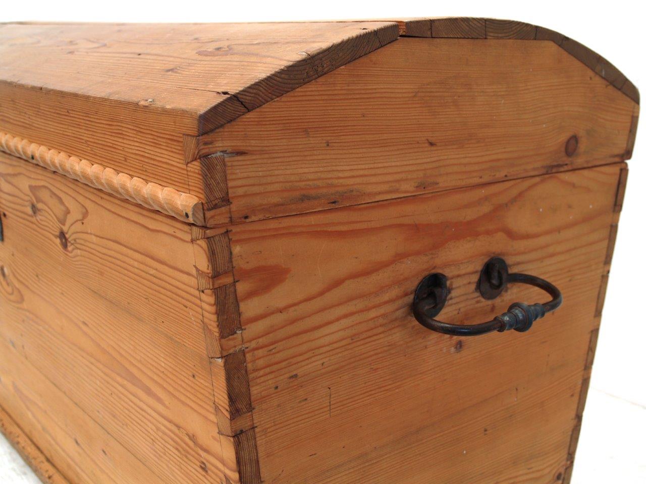 Bauerntruhe antik Naturholz 1840-1880 Massivholz Bauernmöbel Hotel Ladenausstattung