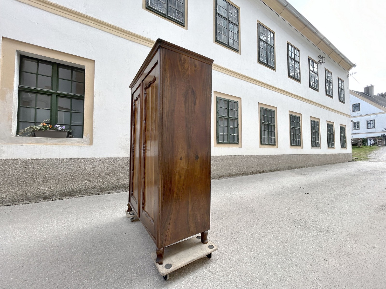 antiker Kleiderschrank