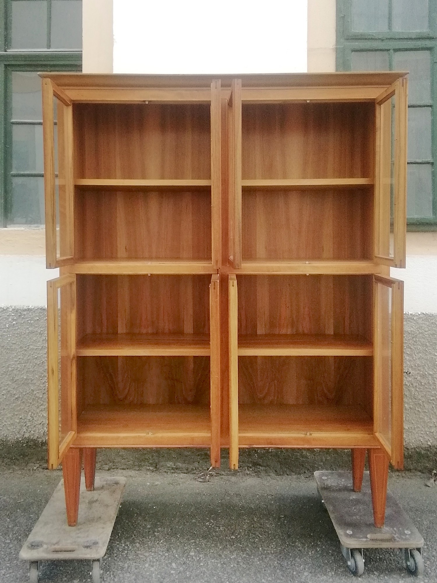 Vitrine hochwertiger Schrank schlichte Fertigung Bücherschrank Geschirrschrank Geschirrvitrine Skandi Danish Design Möbel