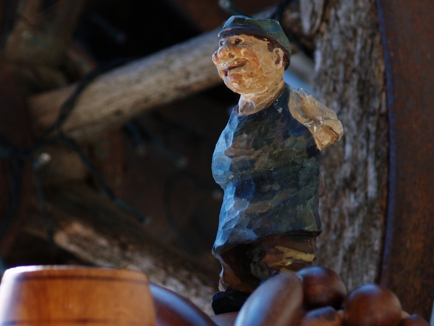 antike Bauernlampe Almhütte Weinstube Lampe Luster Holz Leuchter geschnitzte Figur Weinfass Manderlluster alt