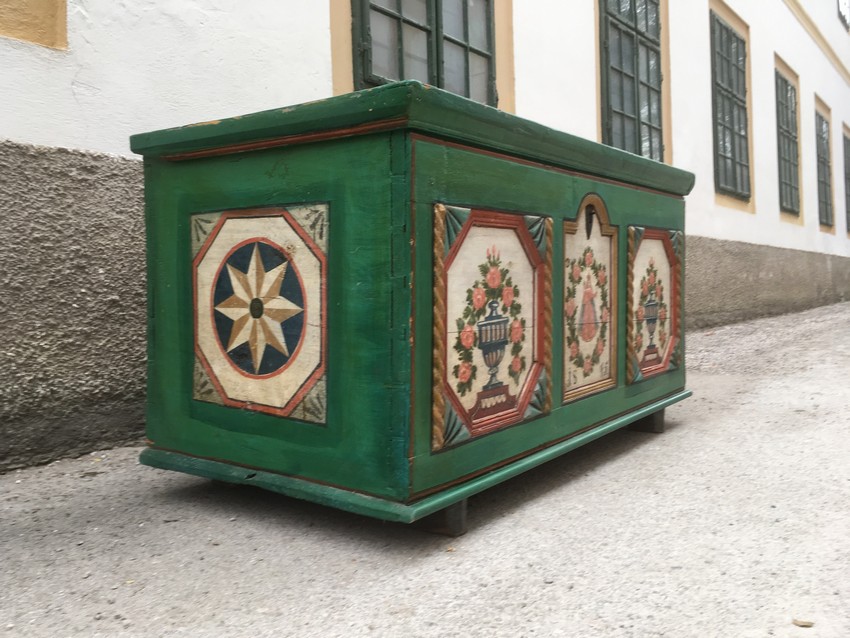 Bauerntruhe handbemalt antik Flachdeckeltruhe mit Innenladen Massivholz grün Heiligenfigur Bauernmöbel Schrank
