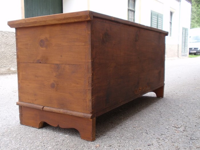 Truhe antik Weichholz