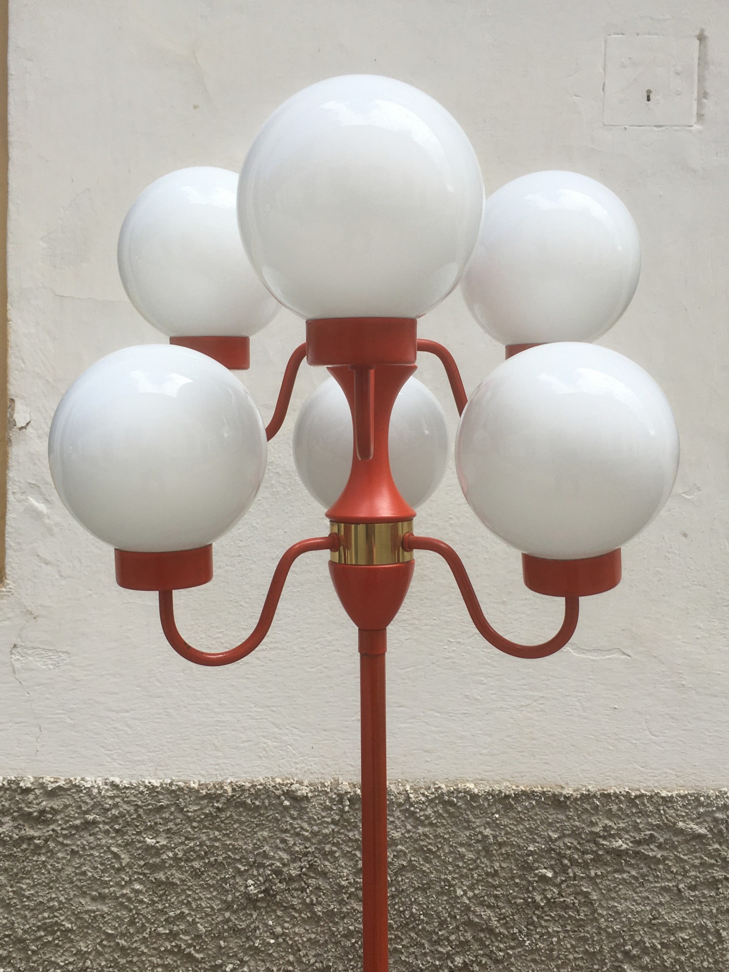 Retro Stehlampe rot orange 70er-Jahre 60er-Jahre Midcenture Glaskugeln Metall Kronleuchter Design