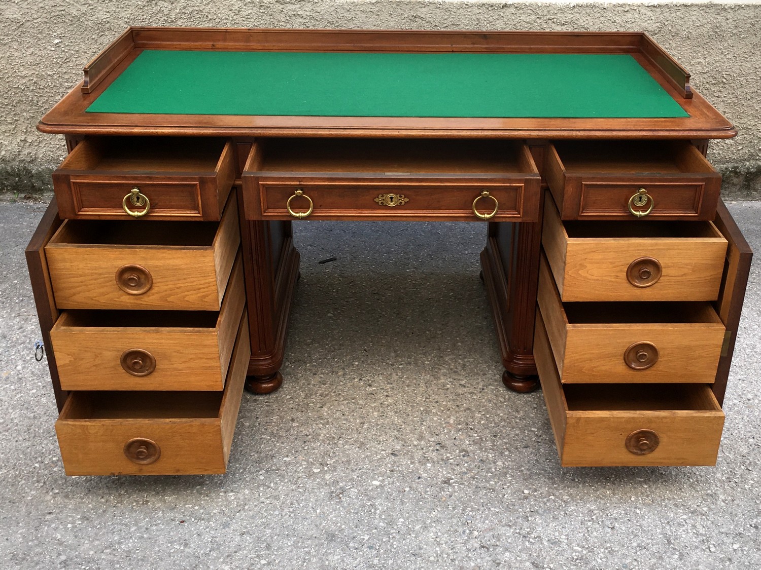 Schreibtisch Historismus antik restauriert groß Freisteher Herrenschreibtisch