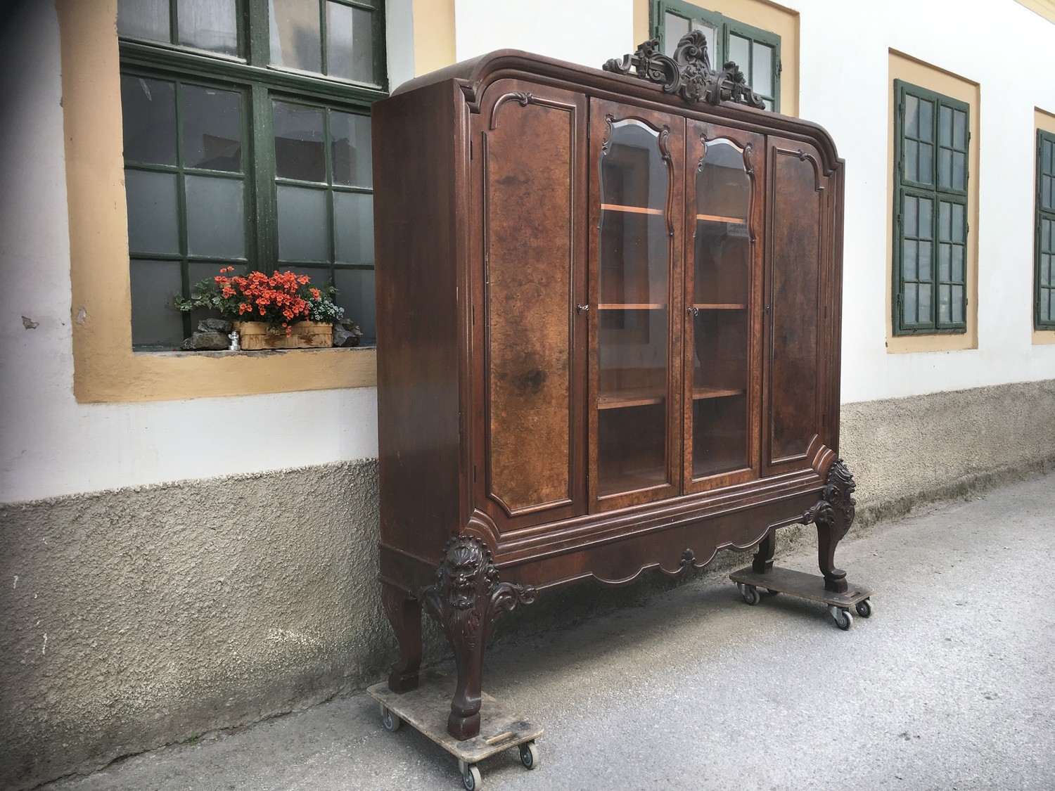 Vintage Bücherschrank TEufel Satansmöbel