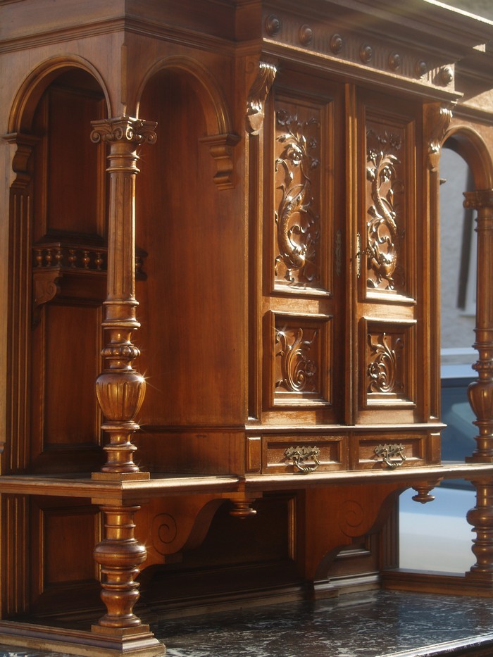 antiker Schrank Nussholz groß