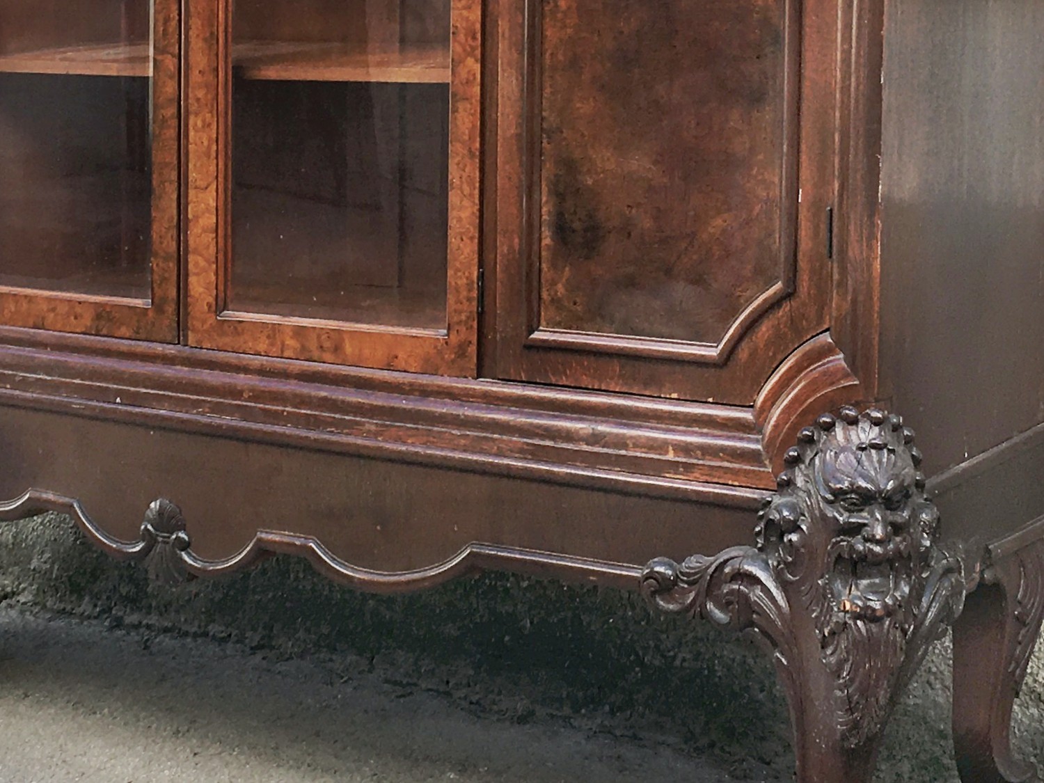 Vitrinenschrank Bücherschrank Antiquität antik Möbel Satyr Fratze Faun Ziegenfüße Möbel Neobarock