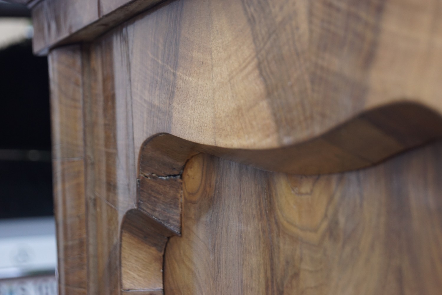 Brezelschrank furniert antik