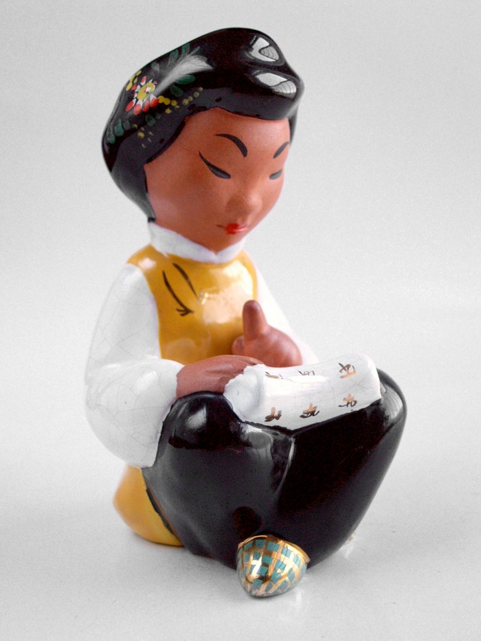 Chinese Figur lesend Austria Charli Bauer Gmundner Keramik alt "Mädchen"