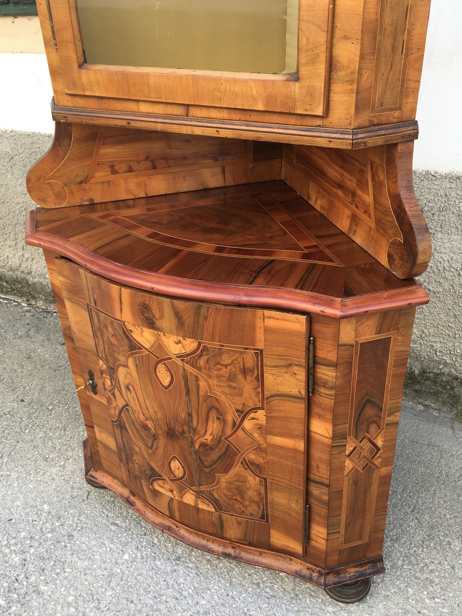 Vitrine Eckvitrine Eckschrank Barockstil Antik Nussholzfurnier Intarsien Edelteil