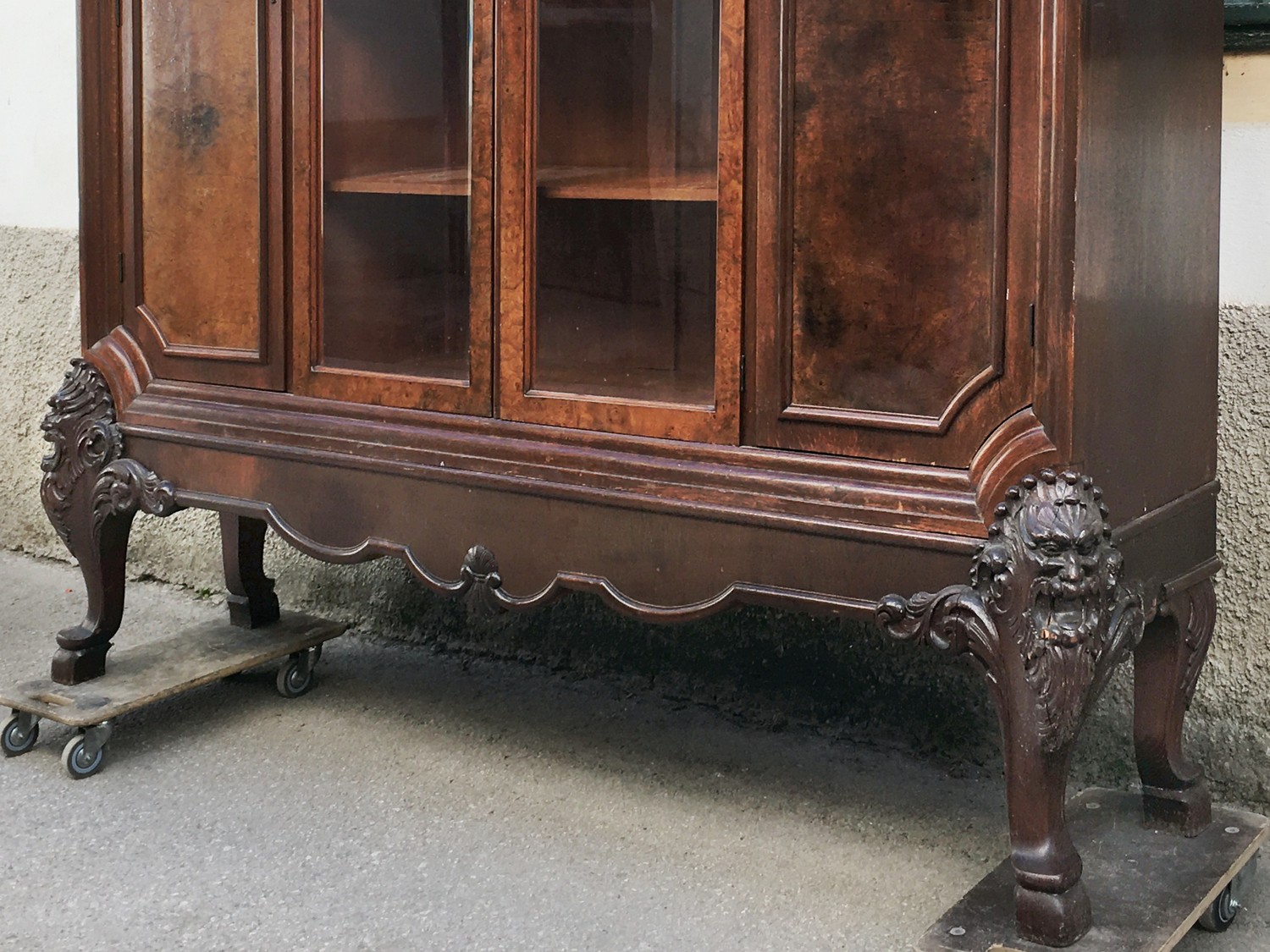 Antiker Schrank Satyr Faun Fratzen Schnitzerei Detail