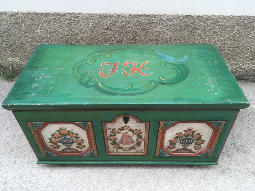 Bauerntruhe handbemalt antik Flachdeckeltruhe mit Innenladen Massivholz grün Heiligenfigur Bauernmöbel Schrank