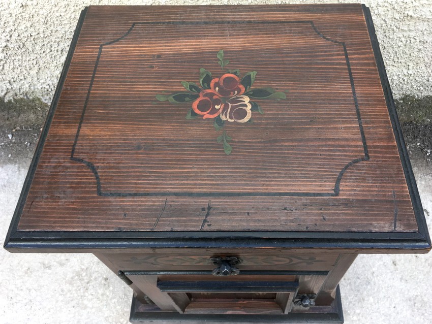 Voglauer Nachtschrank bemalt