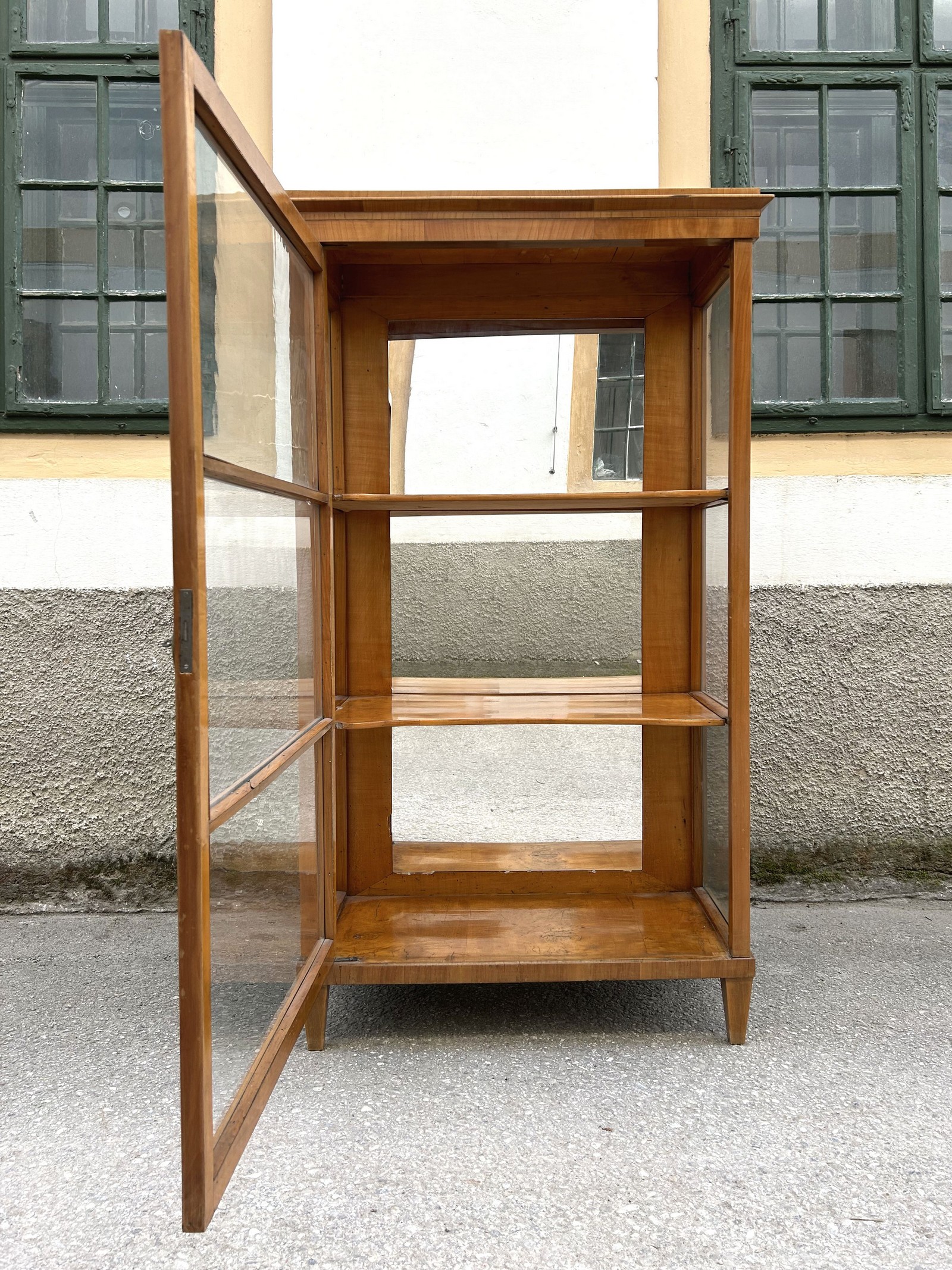 Halbschrank Biedermeier Gläservitrine antik Kirsch - zierlich & elegant