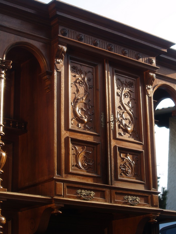 antiker Schrank beschnitzt geschnitzt Vollholz massiv Nussholz