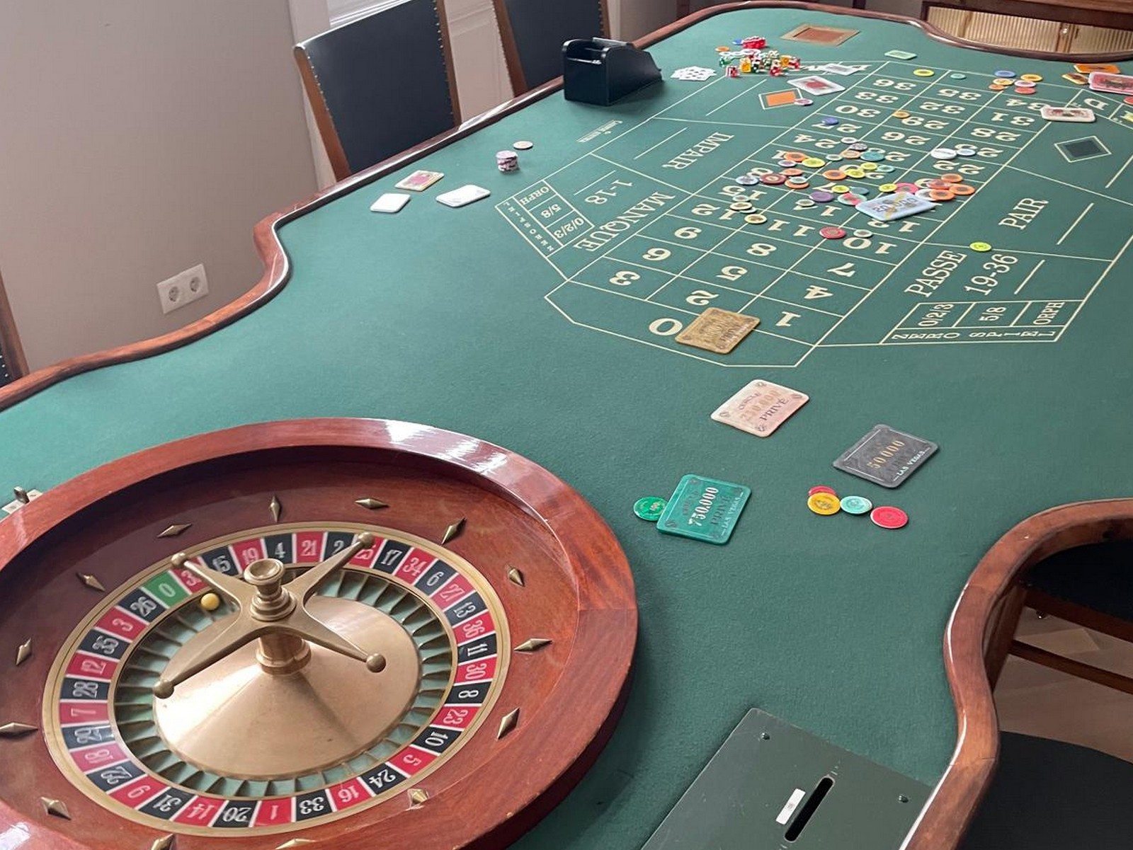 Roulette-Tisch Casino Roulette-Rad Caro Paris Spieltisch antik Casino Roulette Kessel Caro Paris