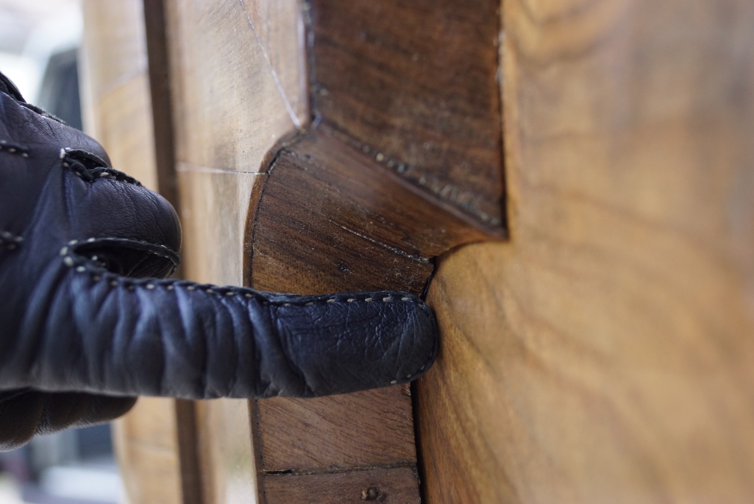 dicke Furnier Schrank antik